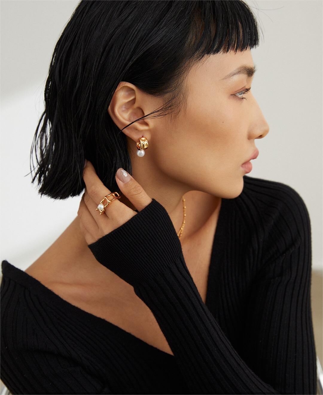 Geometric Fluid Shape Pearl Square Ring-4