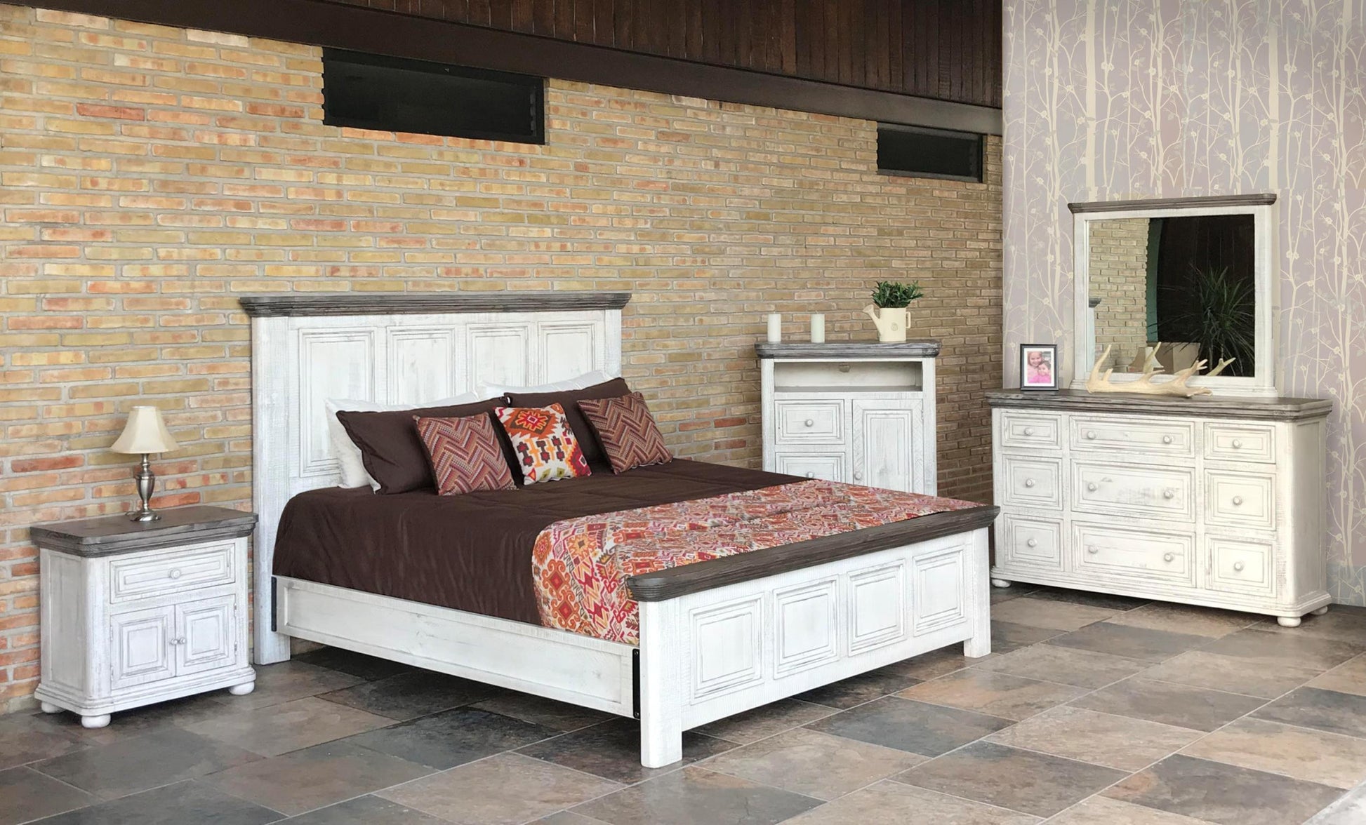 39" Off White Solid Wood Three Drawer Gentlemans Chest-6