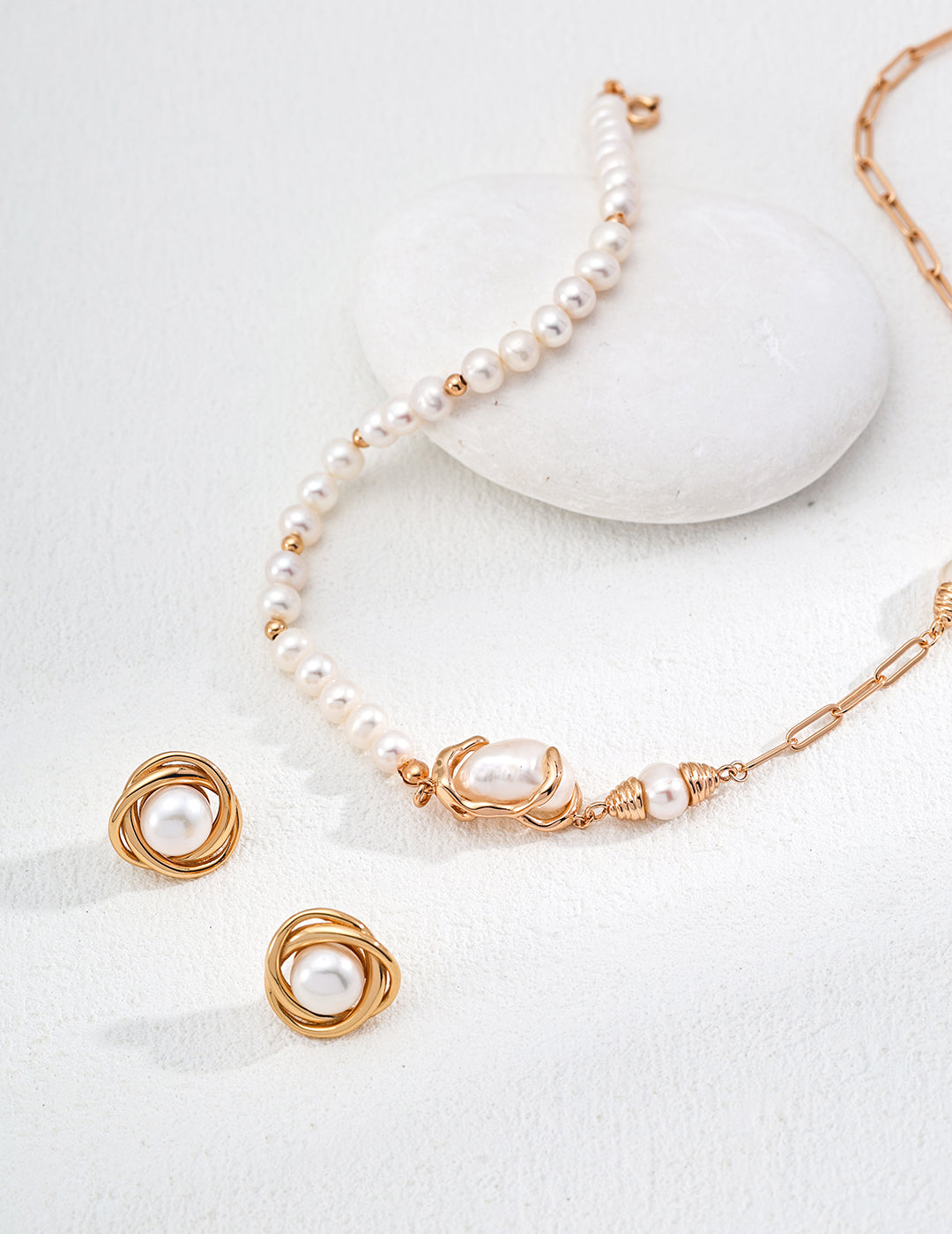 Irregular Design Pearl Necklace-3