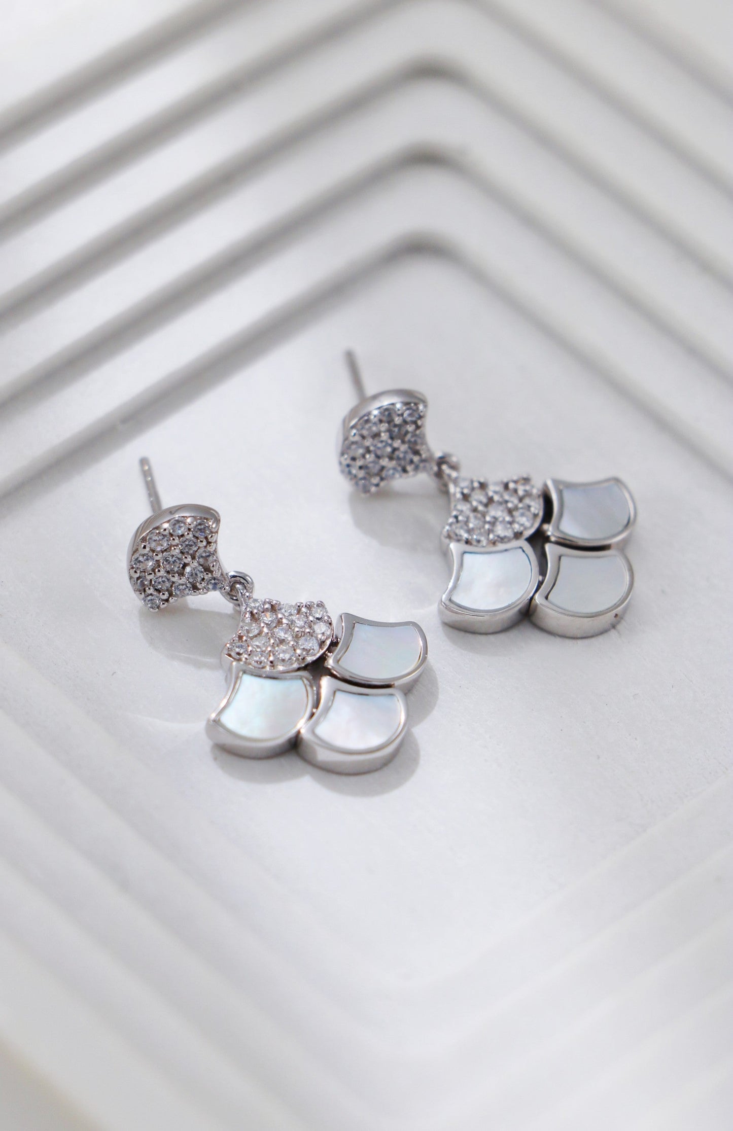 Silver-White Shell Zircon Earrings-3