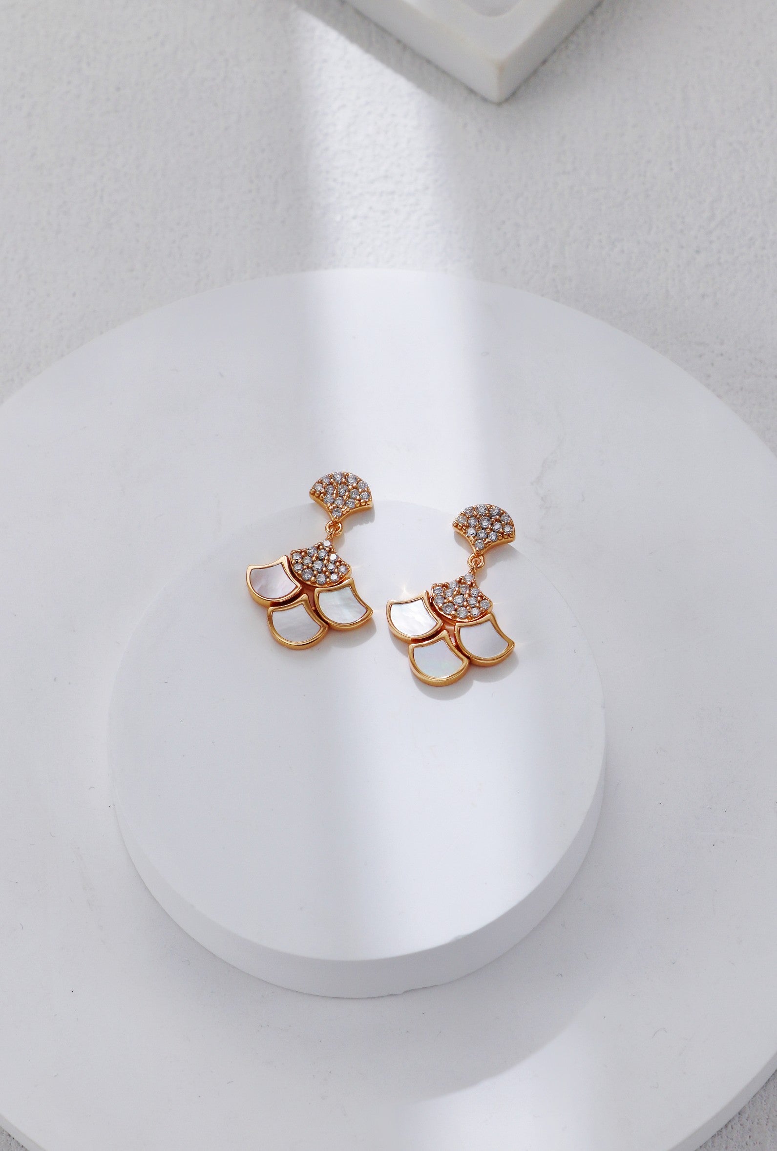 Silver-White Shell Zircon Earrings-4